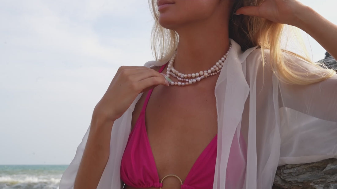 homepage hero video Arielle Bijouterie pieces on the beach
